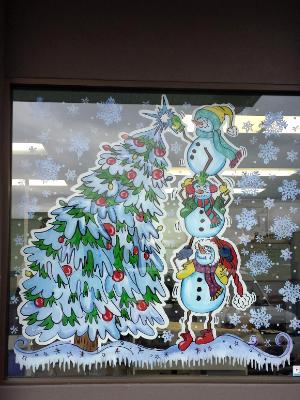 Snowmen decorating tree