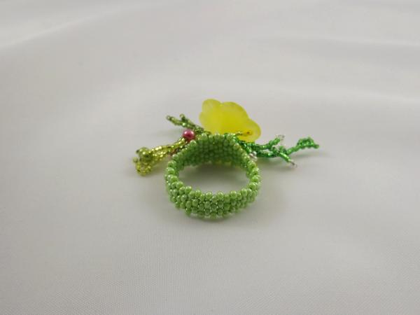 R-10 Apple Green Beaded Ring w/Yellow Flower
