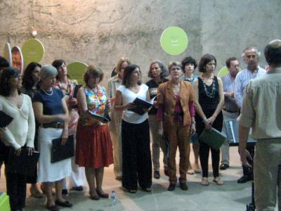 Ardecoro singing at exhibition