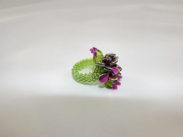 R-3 Apple Green Beaded Ring w/Pink AB Teardrop Beads