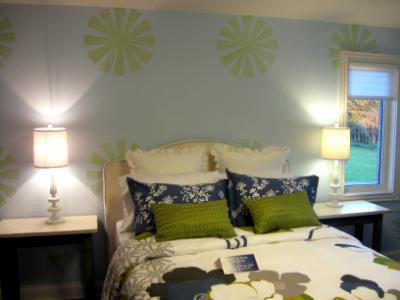 Circles on guest bedroom walls
