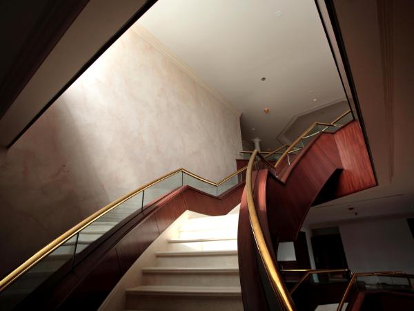 Saudi Embassy fresco wall finish on 30 ft staircase