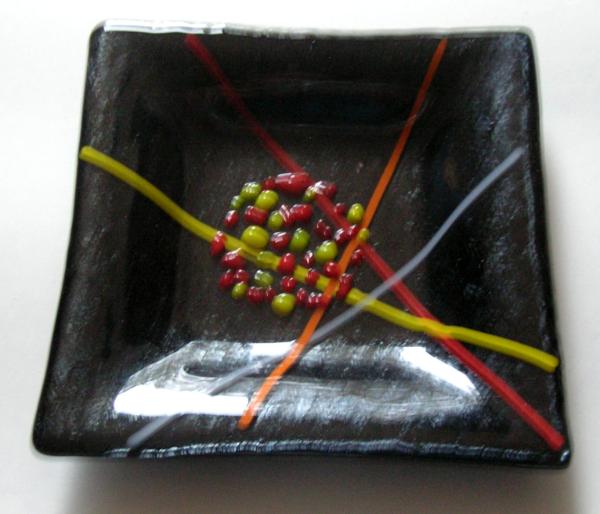 Black garlic and oil plate with red and yellow decoration 