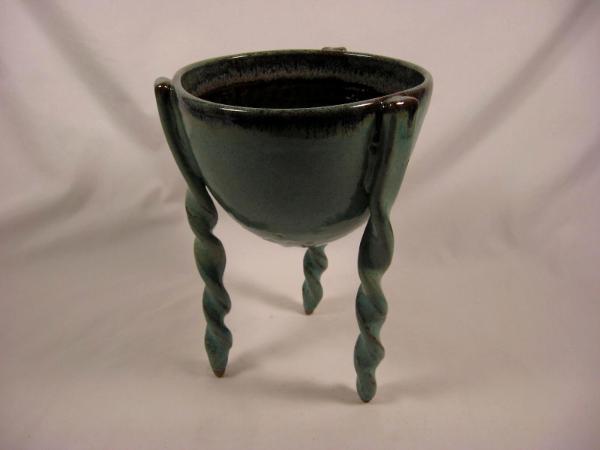 110816.A Long-Legged Tri-Footed Vessel