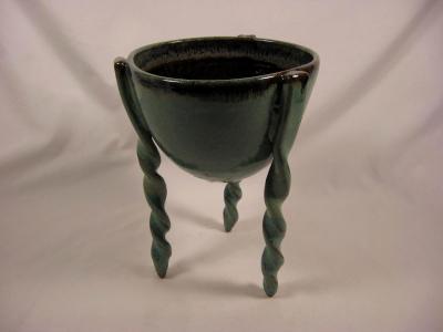 110816.A Long-Legged Tri-Footed Vessel