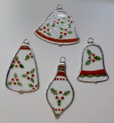 Set of 4 Victorian style Ornaments - Holly Set of 4 Victorian style Ornaments - Holly