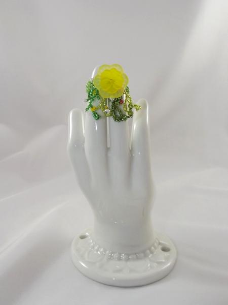 R-10 Apple Green Beaded Ring w/Yellow Flower