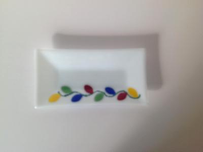 White plate with Christmas bulbs deco White plate with Christmas bulbs deco
