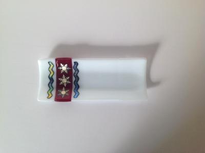 White plate with gold snowflakes on red inset White plate with gold snowflakes on red inset
