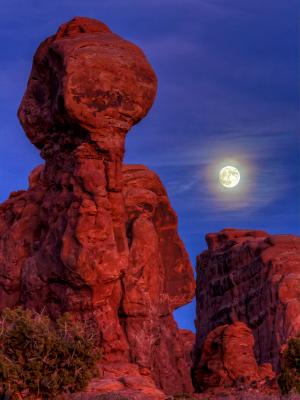 Moon over Garden of Eden Red Rock Pillar Moon over Garden of Eden Red Rock Pillar