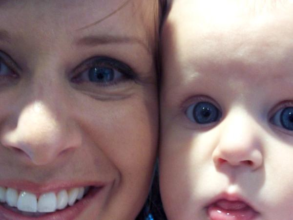 mom & daughter blue eye 