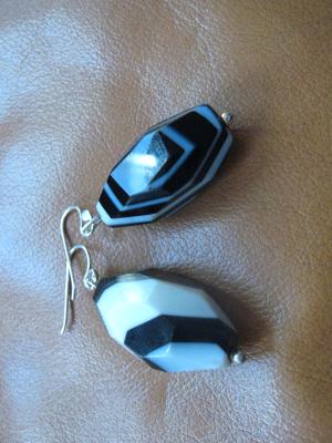 12-015 Black & White Agate Earrings 