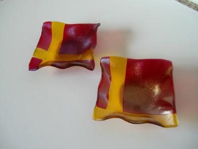 Irid red and yellow small bowls