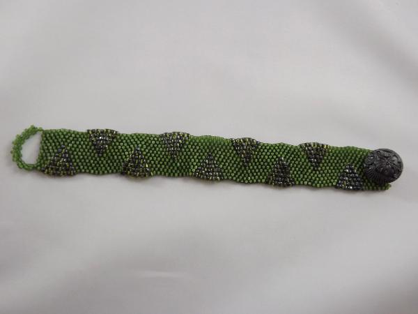 B-107 green woven bracelet w/wave pattern