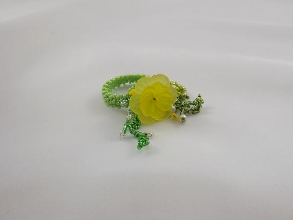 R-10 Apple Green Beaded Ring w/Yellow Flower