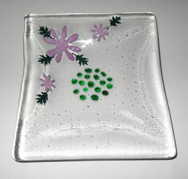 Clear garlic and oil plate with flowers and leaves