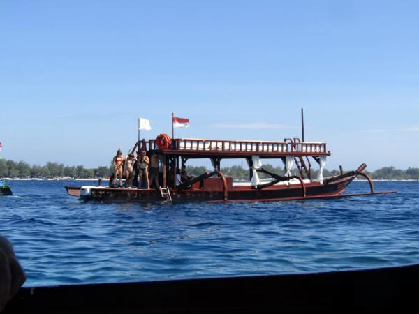 Lots of snorkling, dive, party and glass bottom boats