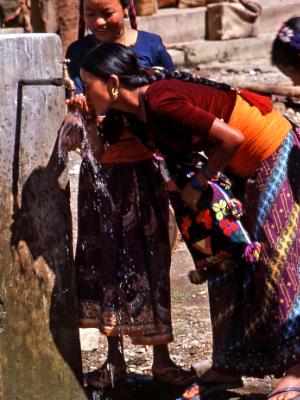 Nepal women at fountain