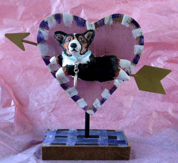 BHT  Corgi on heart with stand