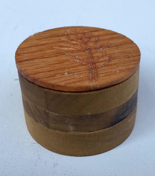 Round Box with leaf lid